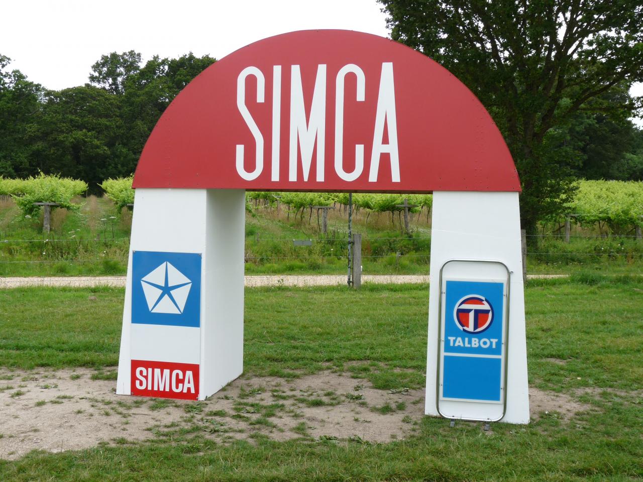 La traditionnelle arche Simca 