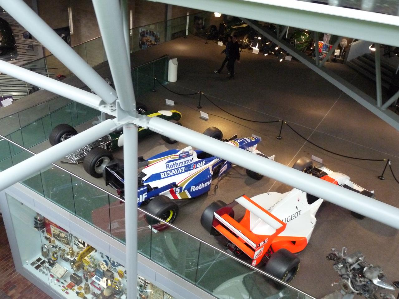 Vue sur le musée à partir du monorail qui le traverse